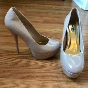 Nude high heels 👠